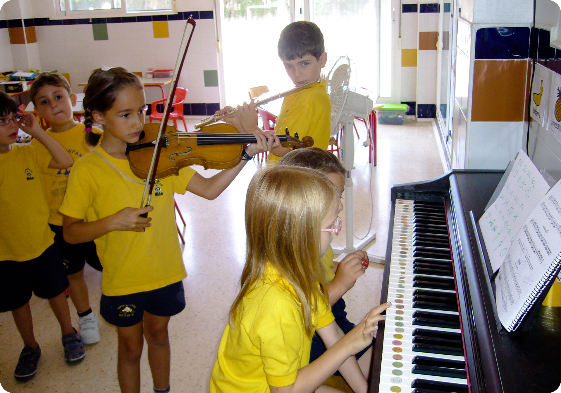 Niños Nido practicando en el Aula de Música